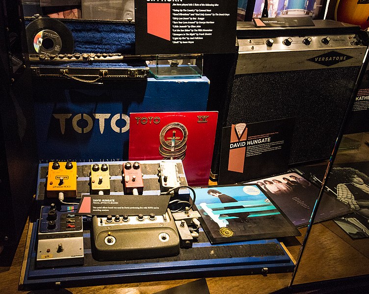 File:David Hungate (TOTO) - Pedal Board - Musicians Hall of Fame and Museum (2018-09-06 16.31.13 by Michael Gaylard).jpg