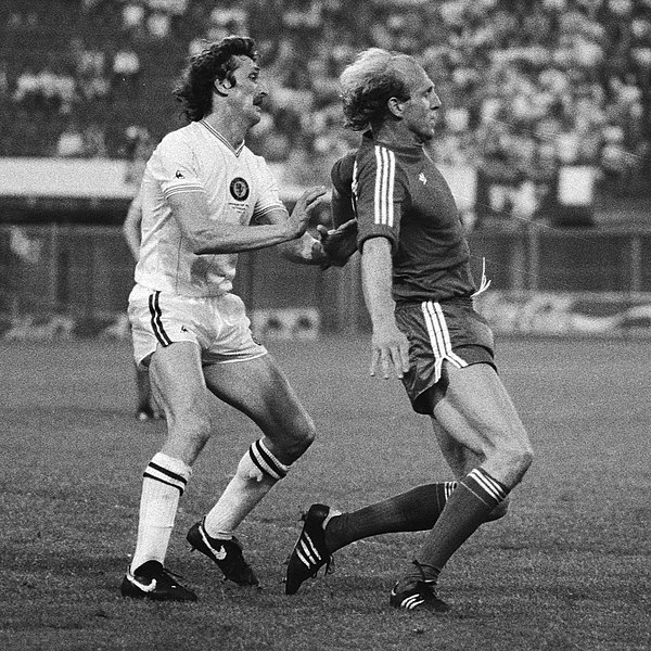 File:Des Bremner vs Dieter Hoeneß (1982).jpg