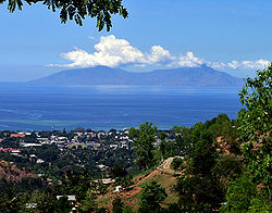 Panorama Dilija z otokom Atauro v ozadju