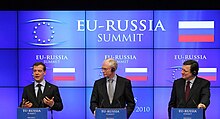 Photographie de Dmitri Medvedev, Herman Van Rompuy et José Manuel Barroso à Bruxelles lors d'un sommet.