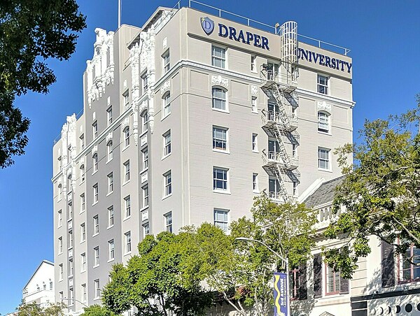 Image: Draper University and Hero City, San Mateo (42421469721) (cropped)