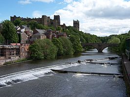 Uitzicht over de rivier de Wear op Durham Castle en Durham Cathedral