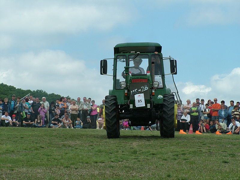 File:Dutra UE28, 1970, Bokor, Traktormajális 2012.jpg