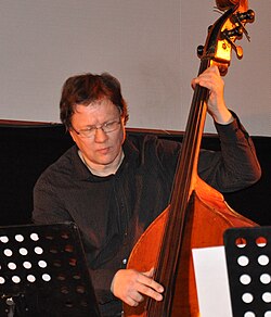 Eerik Siikasaari esiintymässä Piirpaukkeen kanssa Turussa joulukuussa 2009.