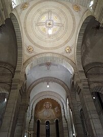 Coupole de la croisée avec les symboles évangélistes et l'Agneau pascal en plein centre.