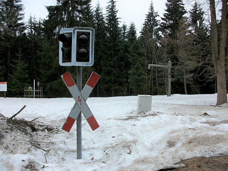 File:Ehemaliger Bahnhof Hermsdorf-Rehefeld, Bahnübergang mit Wasserkran (2).jpg