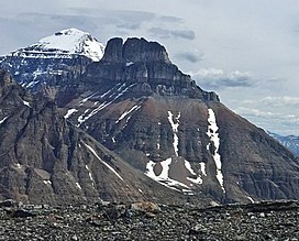 Eiffel Puncak dari Wenkchemna Pass.jpg