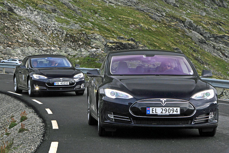 File:Elbilfestival i Geiranger two Tesla Model S electric cars.jpg