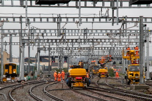 Maintenance of overhead line equipment at Cardiff Central, in Wales Electrification work at Cardiff Central.png