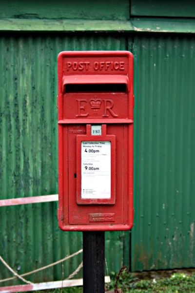 File:Elizabeth ii post box at Coombe - geograph.org.uk - 1205788.jpg