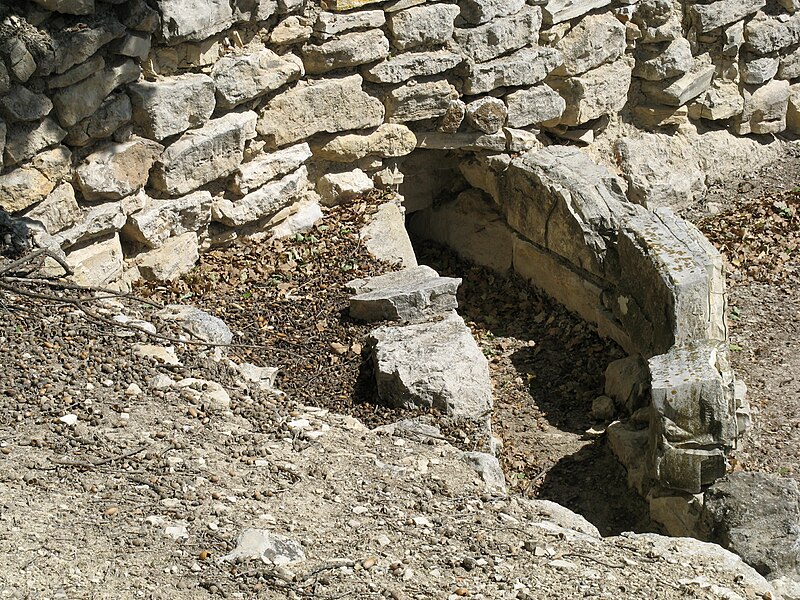 File:Entremont - Habitat 2 (ville basse), drain beneath fortification wall (2007) 02.jpg