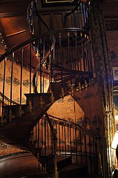 Widok na mahoniowe schody kręcone
