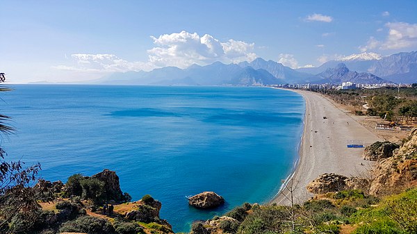 Image: Falezlerden Antalya Konyaaltı Plajına doğru bir görünüm