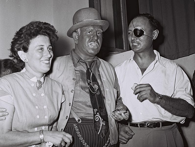 File:Flickr - Government Press Office (GPO) - MOSHE DAYAN AND HIS WIFE RUTH WITH ONE OF THE HABIMA ACTORS.jpg