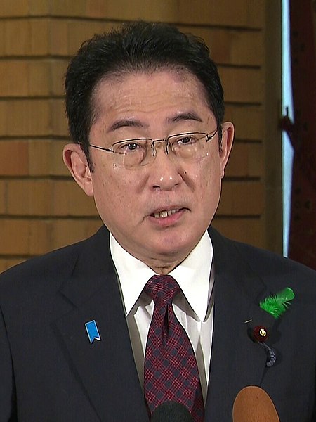 File:Fumio Kishida's press conference the day after attacked (cropped).jpg