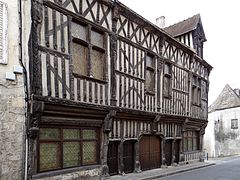 Maison à pans de bois sculpté du XVIe siècle, rue de la Porte-Mouton.