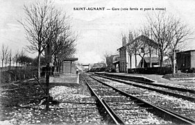 Vue vers le pont routier. Voie d'évitement à gauche.