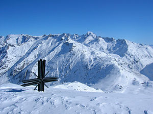 Summit cross on the Sidelhorn.  In the background Tieralplistock, Gärstenhörner, Dammastock and Galenstock.