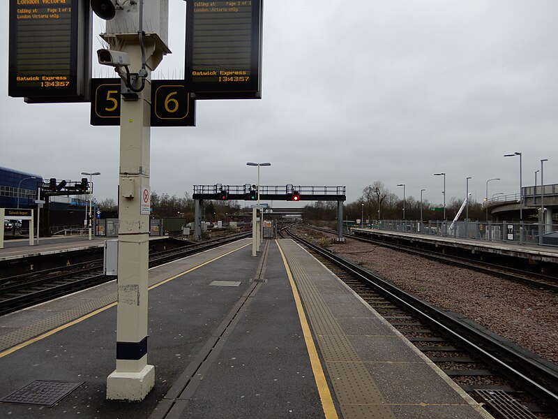 File:Gatwick Airport stn platform 6 look north4.jpg