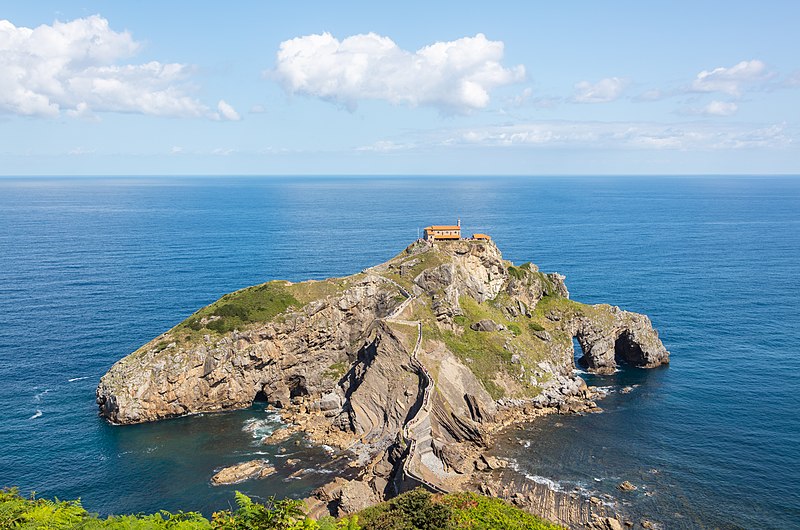 File:Gaztelugache, Bermeo, País Vasco, España, 2019-08-13, DD 02.jpg