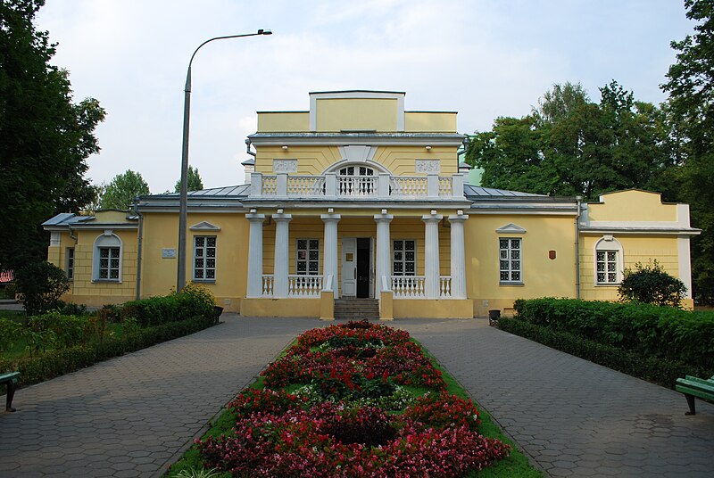 File:Gomel-Ohotnichii domik evening.JPG