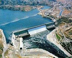 Люди перегородили реку большой плотиной вода. Гидроэлектростанция Гранд кули. ГЭС Гранд кули США. Дамба Гранд кули. ГЭС на реке Колумбия.