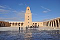 Dieser Turm steht in Kairouan, einer Stadt in Tunesien. Er gehört zur Großen Moschee und ist dessen Minarett.