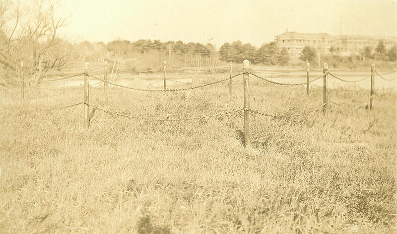 File:Grave Near Naval Prison, Portsmouth, NH, circa 1911 (20768783828).jpg