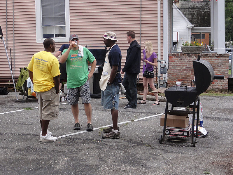 File:Grilling in Mid-City New Orleans.jpg