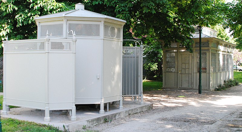 File:GuentherZ 2011-05-07 0014 Wien22 Jazzpark Pissoir Jazzmus.jpg