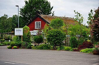 Den välsorterade Gustafsons Plantskola har legat här sedan 1942.