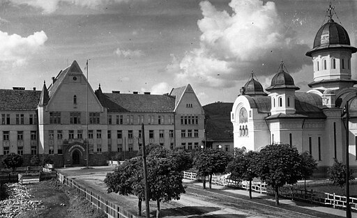 Gyergyószentmiklós 1941, Salamon Ernő Gimnázium, jobbra az ortodox templom. Fortepan 70369