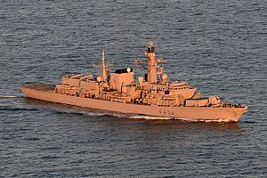 HMS Iron Duke di laut lepas pantai Jersey MoD.jpg