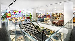 El interior de la tienda insignia de Habitat en Tottenham Court Road London