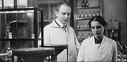 Lize Meitner en Otto Hahn in het laboratorium