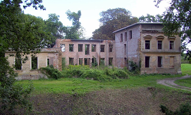 File:Haus Demmin Ruine Herrenhaus.JPG