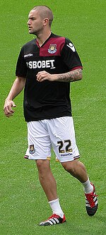 Lansbury warming up for West Ham United in 2011 HenriLansbury.jpg