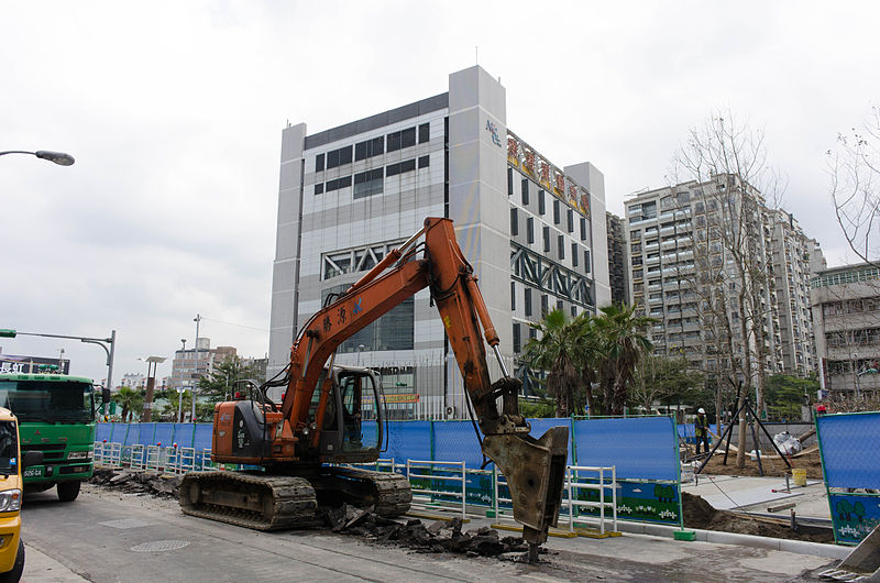 File:Hitachi Zaxis 135US Excavator Digging in Section 7, Shimin Blvd, Taipei 20141220.jpg