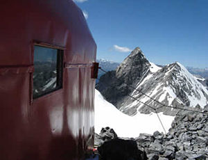 The old Hochjochbiwak, behind it the Thurwieserspitze (on the right the Große Eiskogel)