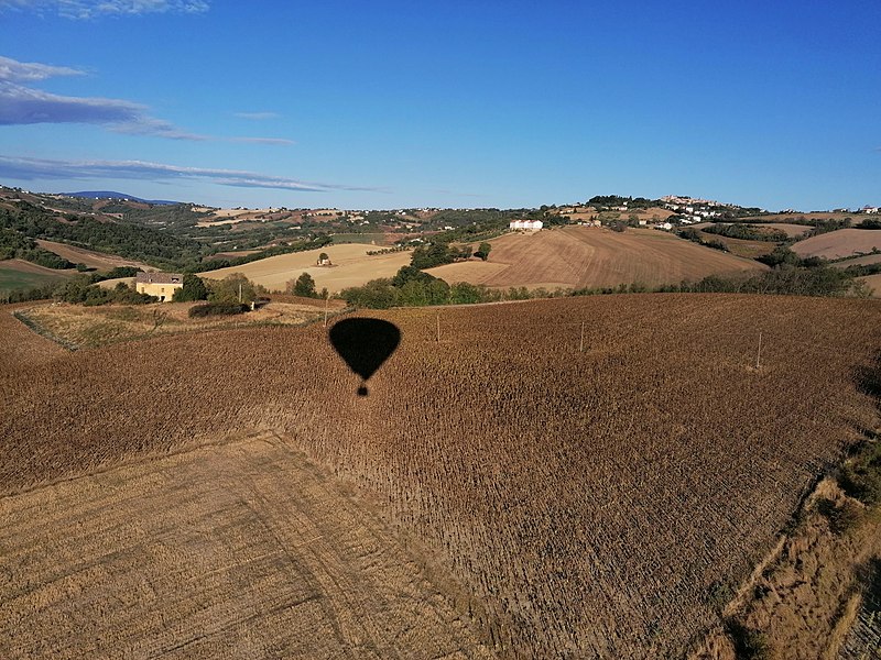 File:Hot air balloon's shadow (2).jpg