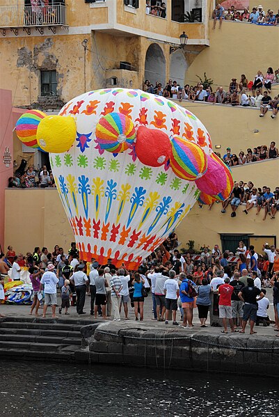 File:Hot air balloon, Porto Romano Ventotene.jpg