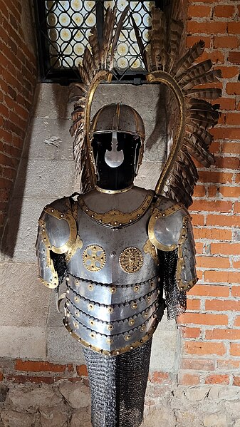 File:Hussar armour Wawel Museum 5.jpg