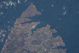 Вид со спутника на Гераклейский полуостров и аэродром Херсонес на нём. 2009 г.
