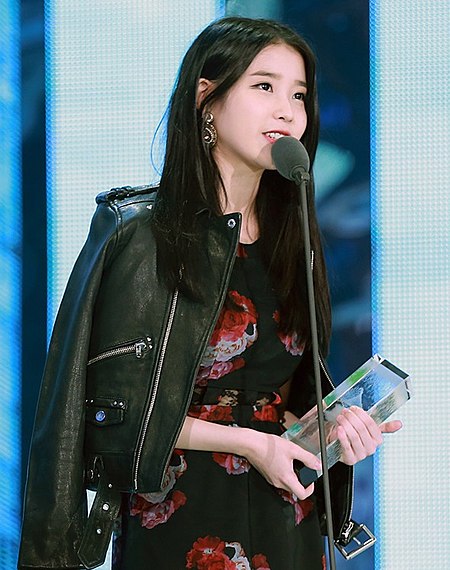 Tập_tin:IU_at_Melon_Music_Awards,_13_November_2014_02.jpg
