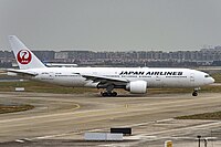 日本航空的波音777-200ER型客机在上海虹桥国际机场滑行