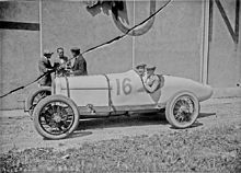 Photographie en noir et blanc d'une voiture de course des années 1920.