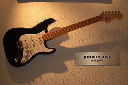 Tập_tin:Jon_Bon_Jovi_guitar,_Moscow_Hard_Rock_Cafe._2008.JPG