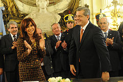 Доминьес 2009 жылы Ауыл шаруашылығы министрі ретінде ант бергеннен кейін.