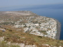 La ciudad de Kamari y el Aeropuerto Nacional de Santorini.