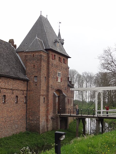 File:Kasteel Doorwerth.JPG